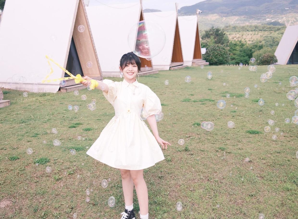 赖美云|赖美云身材比例出众，穿短款吊带搭配牛仔裤，细腰长腿抢眼又抢镜