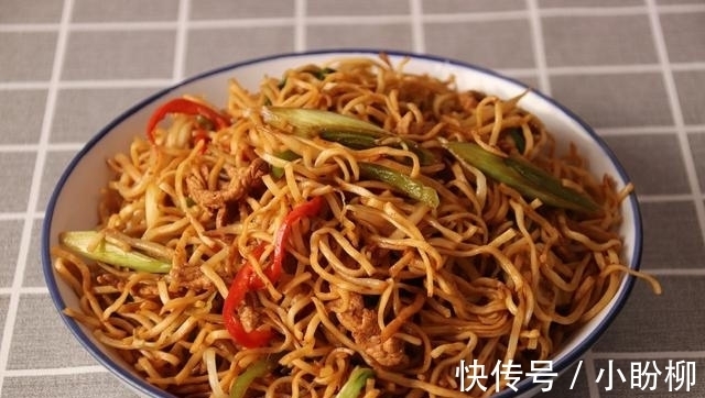 红辣椒|肉丝炒面最好吃的做法,简单几步,5分钟就出锅,比饭店的还好吃