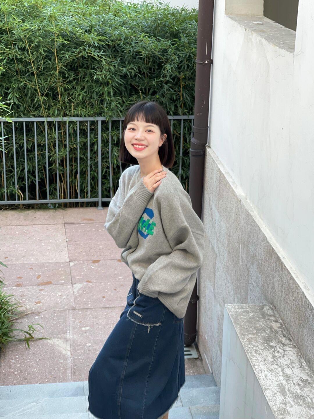 灰色|秋冬,一定要有一件灰色卫衣,搭配牛仔半身裙,简直不要太美