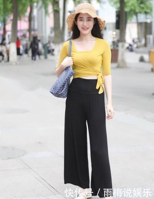 街拍小姐姐黑色的上衣搭配牛仔短裤,很显青春活力的气息