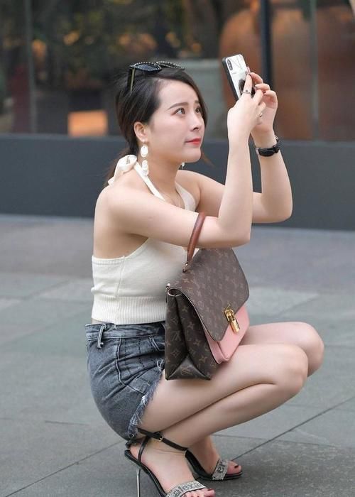 吊带|白色吊带热裤美女,气质太好街头最美#时尚穿搭# #时尚街拍#