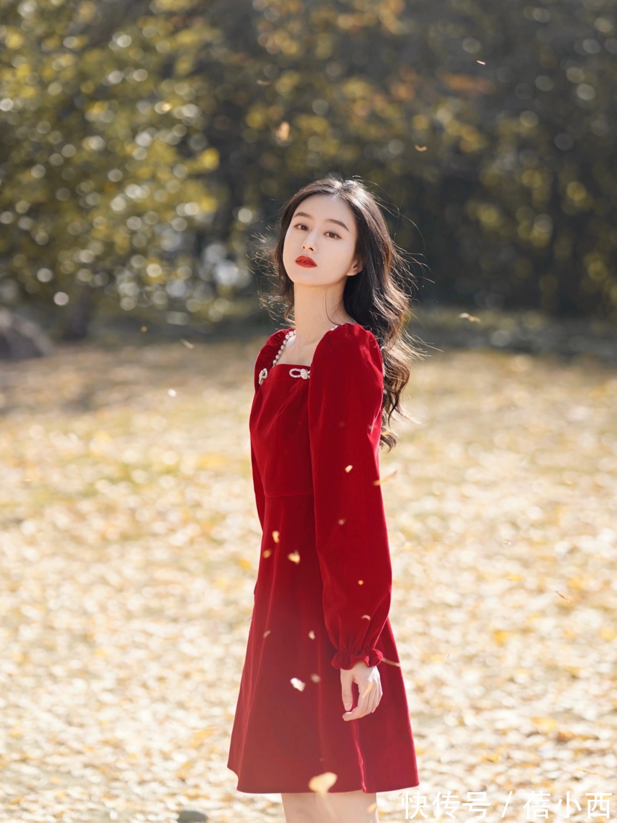 战袍 新年战袍你准备好了吗?“红色连衣裙”吸睛满分,优雅又有女人味