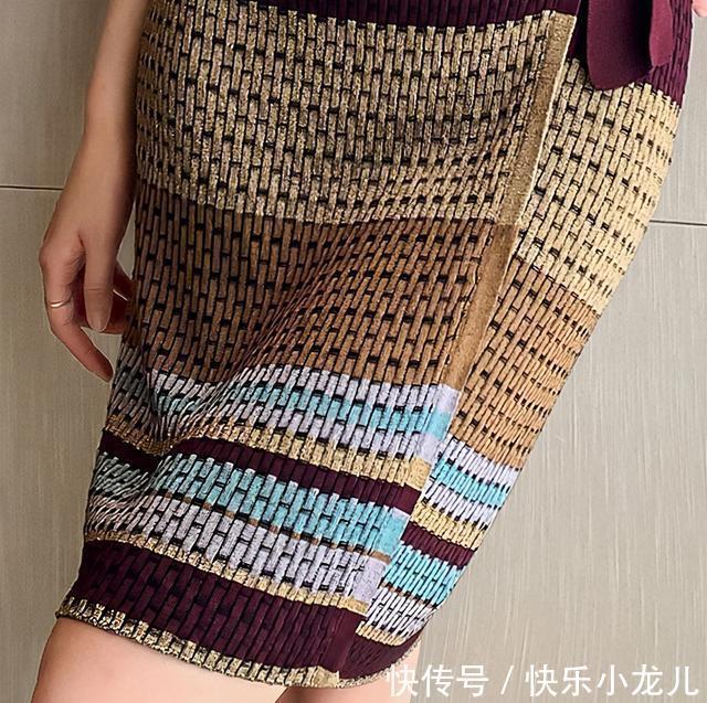 高跟鞋|秋天展现的是女人的精致,金属质感裹身连裙轻松穿出高级感