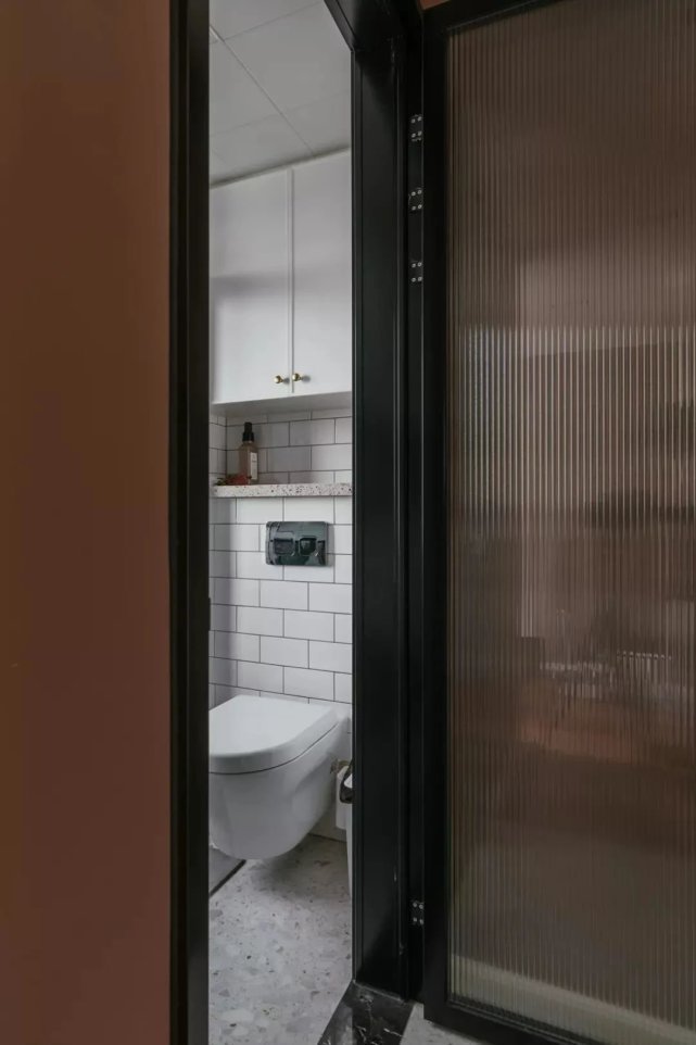 文艺复古风|98㎡文艺复古风,大胆跳色+通铺人字拼地板,感受一整屋的浪漫