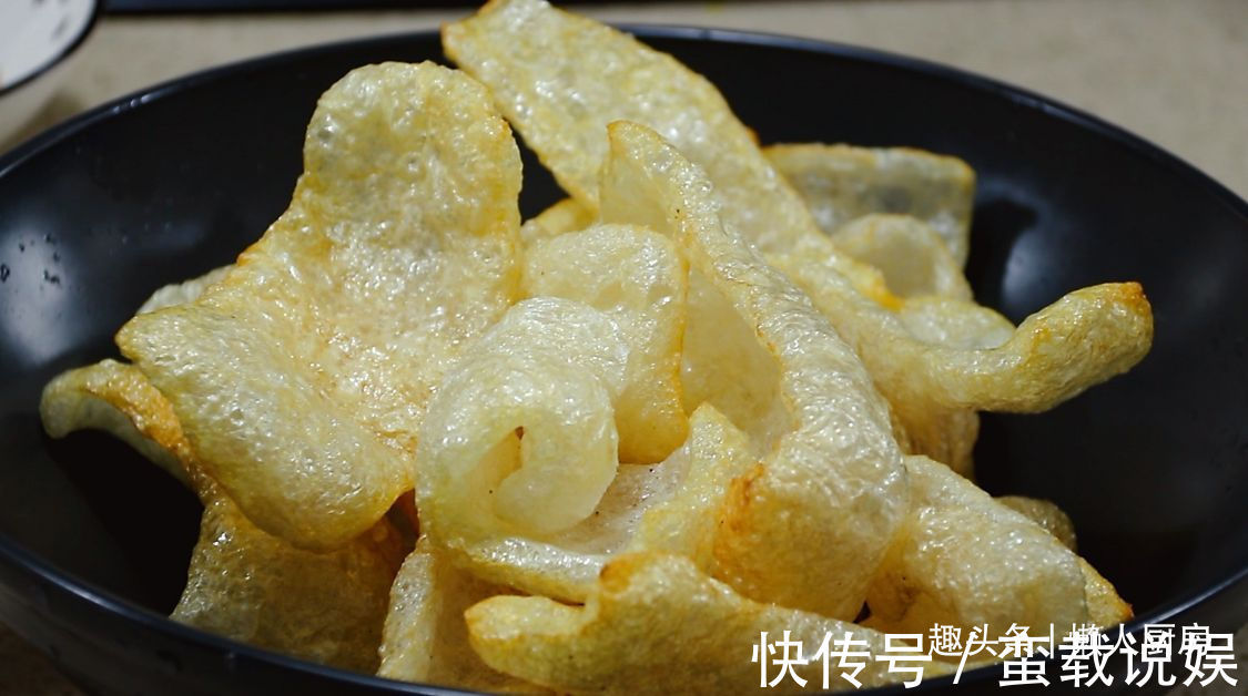 收入|掌握好这些技巧,炸出来的猪皮蓬松,有人凭借着炸猪皮年收入百万