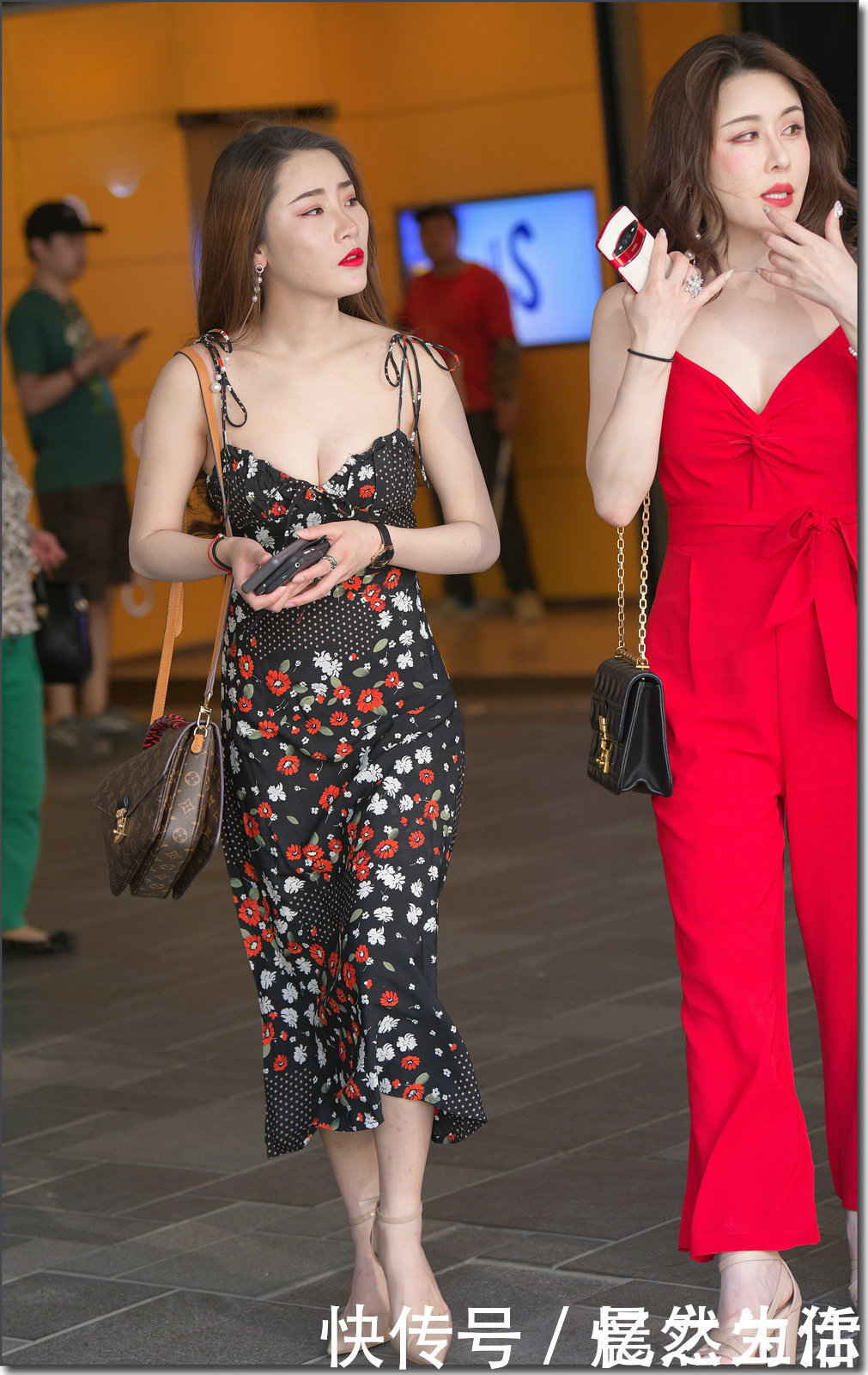 街拍这两位小姐姐的身材都太好了吧