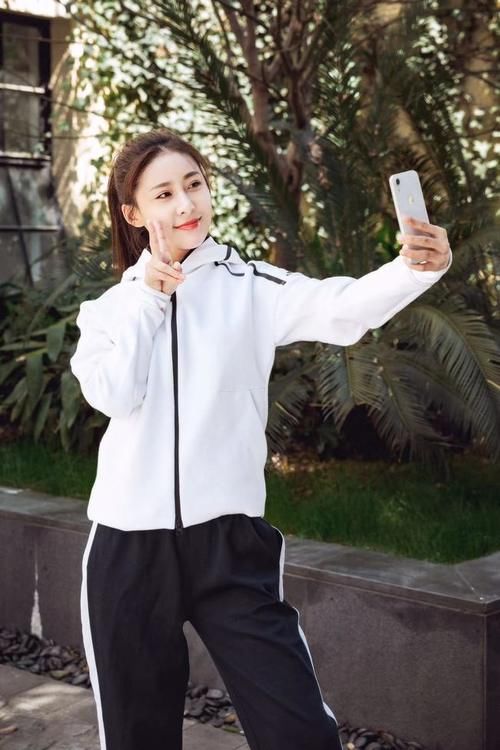 黑白色运动套装，满满的青春少女气息，这才是女生该有的活力