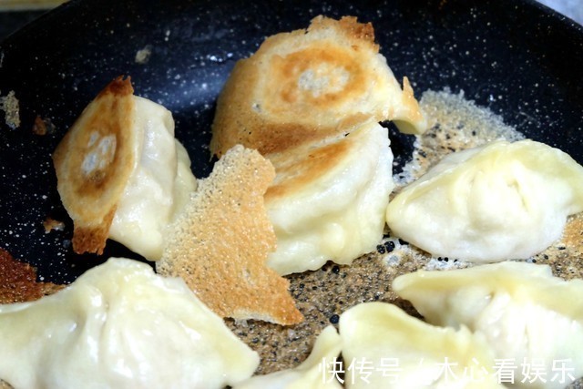 饺子别再煮了,试试这个做法,面粉水比例调配好,冰花又焦又脆!