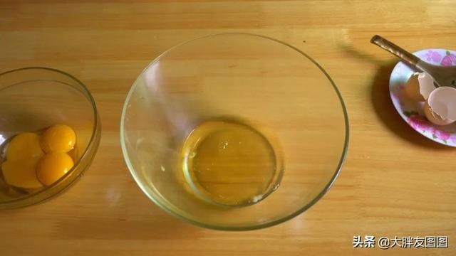 没秤,没打蛋器,没烤箱,如何做出蓬松的无油蛋糕?