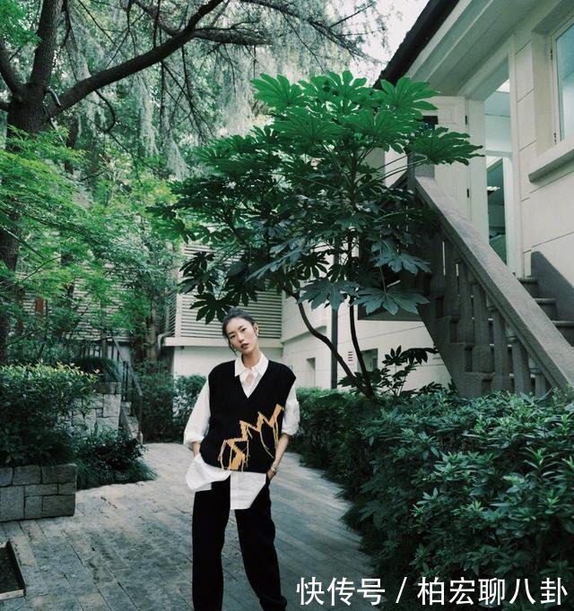 简单|刘雯不愧是超模,穿羽绒服配条纹衫简单随性,普通服装穿出高级范