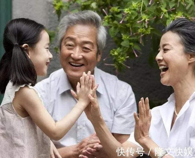 跳广场舞|5岁萌娃和家人走散,自己到警察局报警寻人我姥姥走丢啦