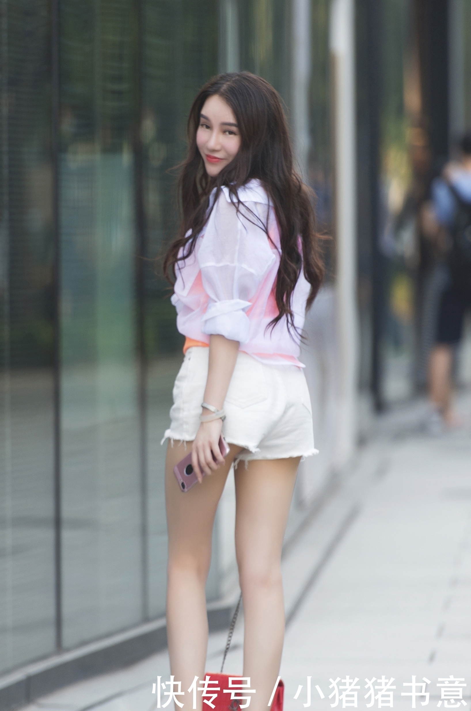 初春时节，美女选择短裤搭配高跟凉鞋，轻轻松松就打造一双大长腿