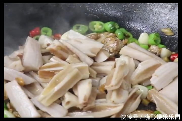  喜欢|莲藕这样炒，清脆爽口开胃下饭，一吃停不下来全家人都喜欢！