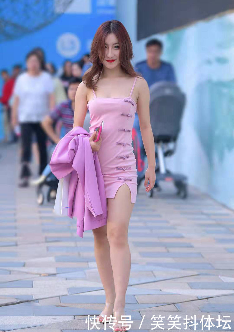 粉色吊带连衣裙搭配同色西装，清新甜美，尽显优雅民国风