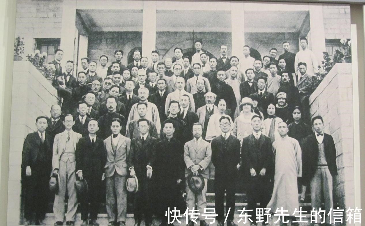 厦门大学$鲁迅题写的“厦门大学”牌匾,为什么四字就错了俩?“学”无宝盖