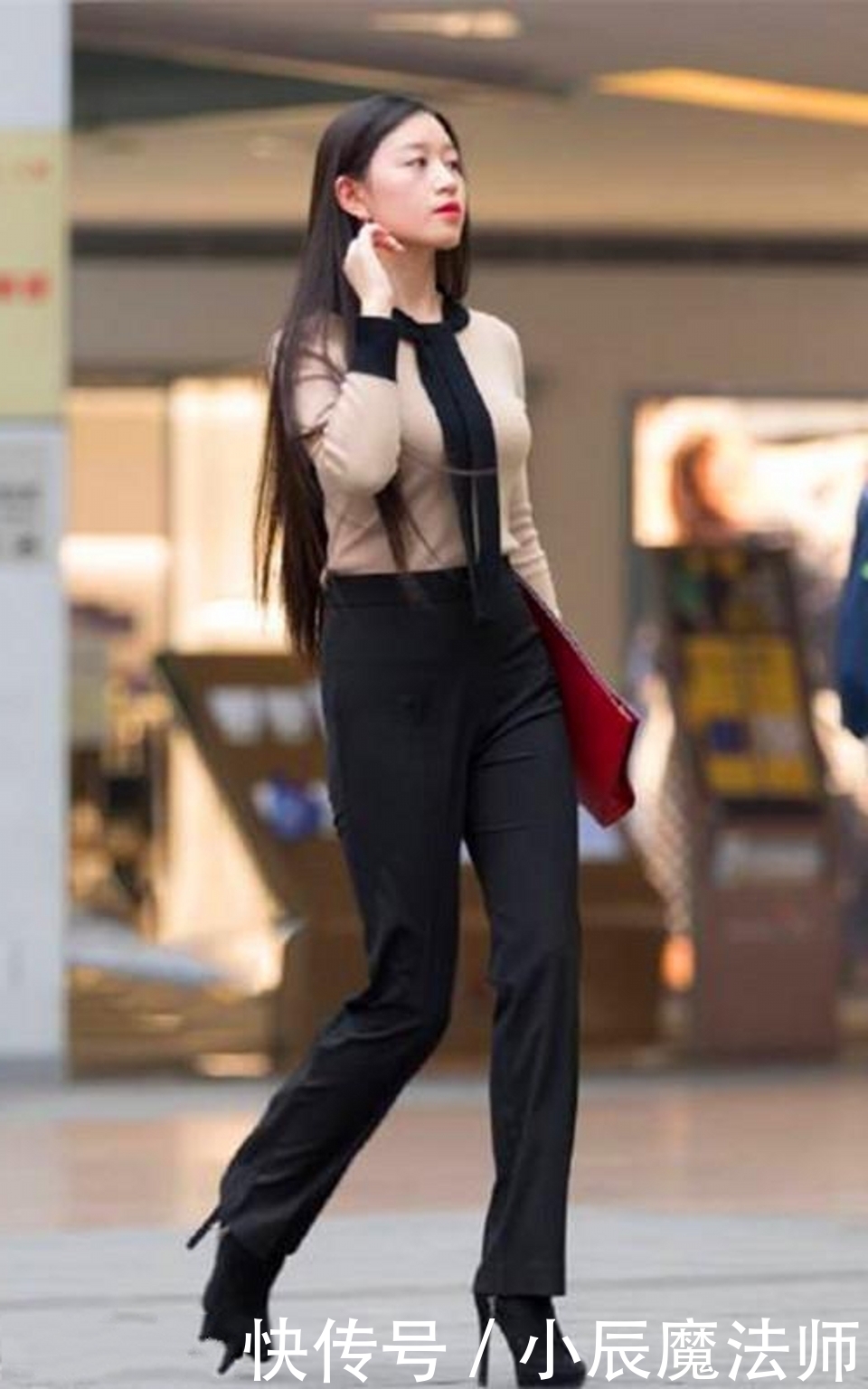 职业装|路人街拍,小姐姐白衬衫搭配一步裙,看起来有一些职业装的味道