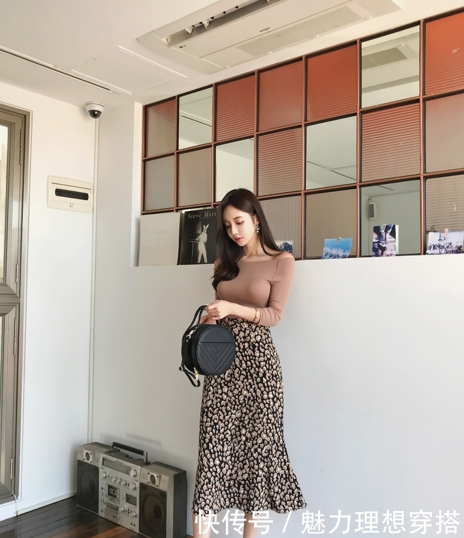 咖啡色|美女孙允珠高清美图咖啡色长袖修身上衣