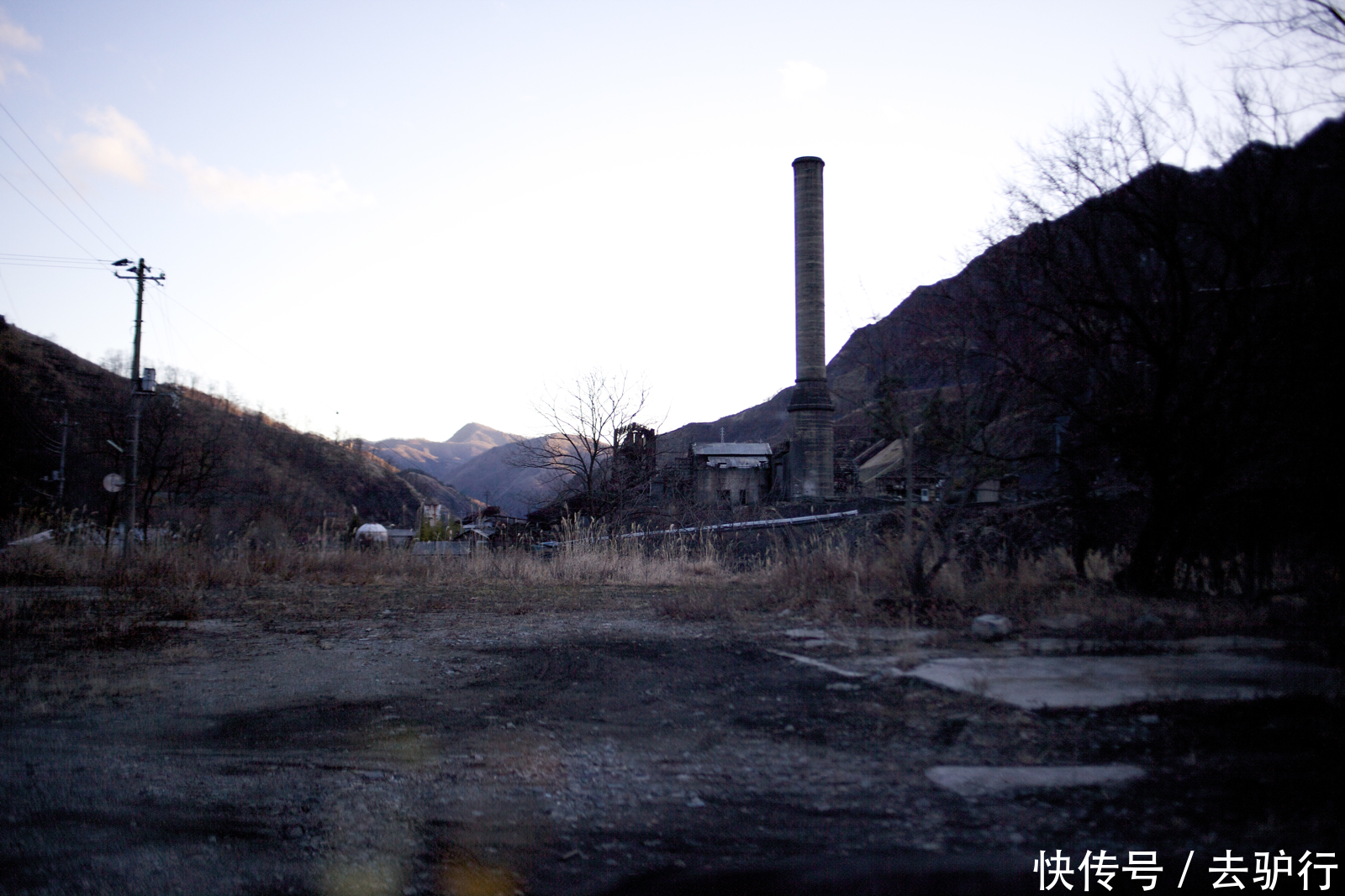 中年|荒废的日本百年小镇:配置火车学校,却被居民抛弃在山谷中