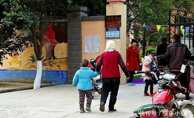 兄弟俩|为27岁儿子生弟弟,宝妈高龄生产引争议:等两年抱孙子不好吗?