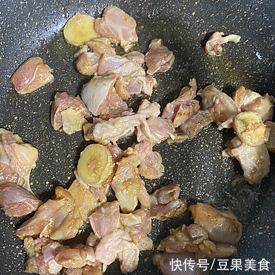 饮食禁忌|这道双椒鸡丁藏着小惊喜，瞬间征服你