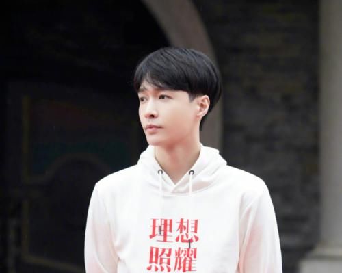 张艺兴录制《向往的生活》路透，粉丝：想看彩灯跟他同框！