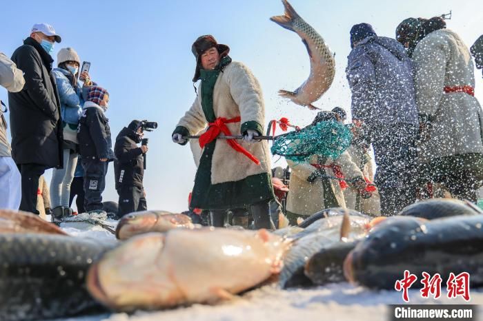 张林|新疆博斯腾湖：人欢鱼跃冬捕忙(图)