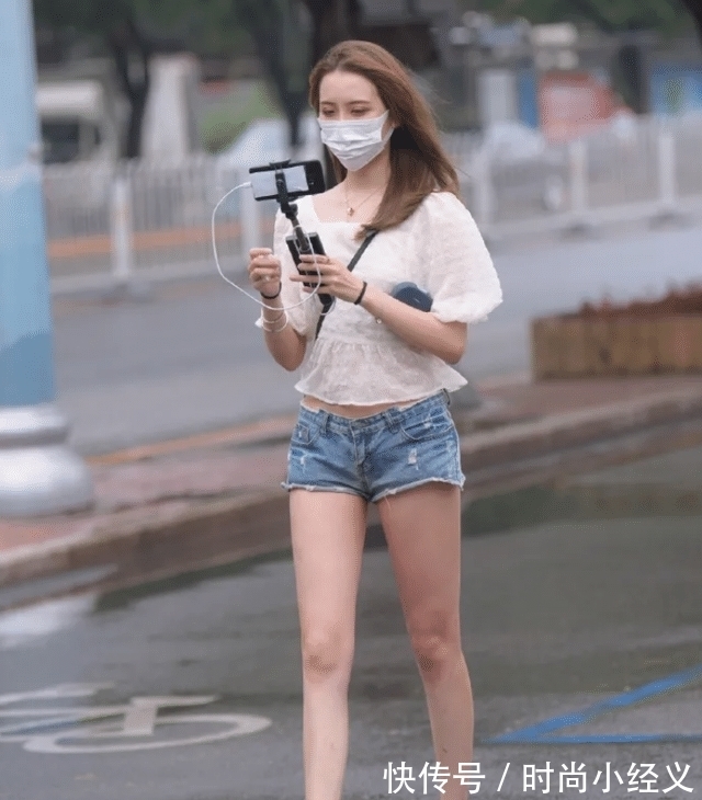搭配|白色具有少女感的上衣，搭配短款牛仔裤，尽显出脱颖而出的美