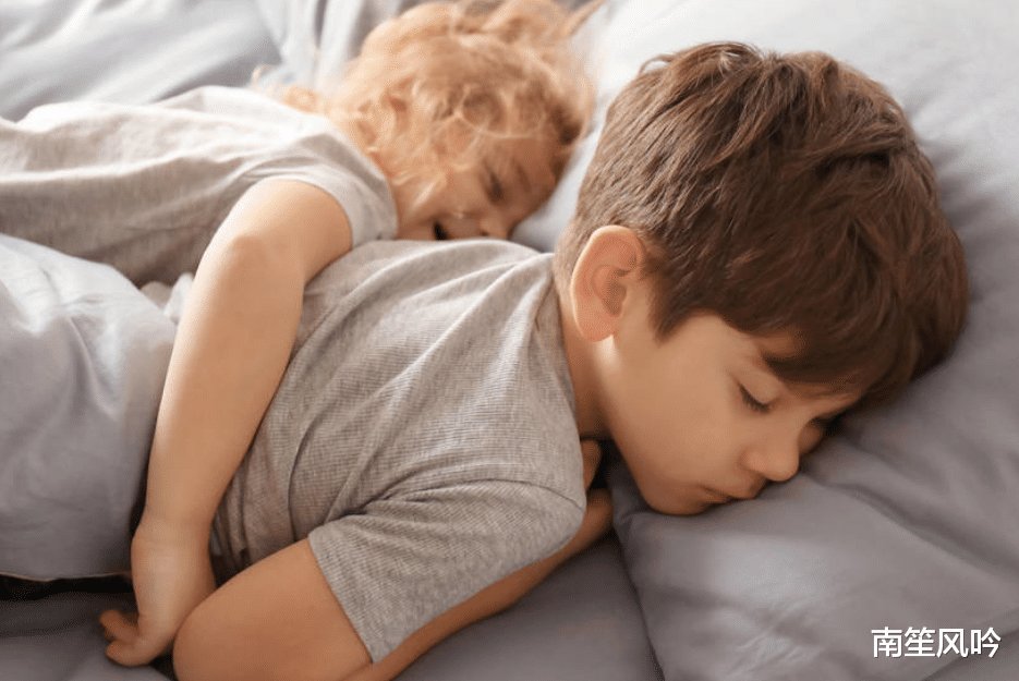 小孩子不适合长期使用空调，要让他们锻炼自己意志