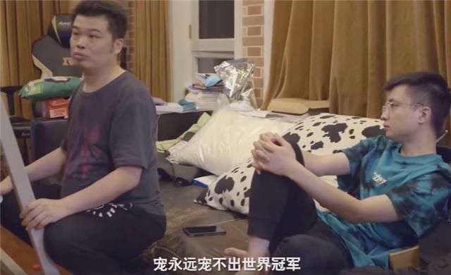 uzi|RNG新纪录片名只有一个字，却让粉丝破防，uzi退役后对战队说想上场