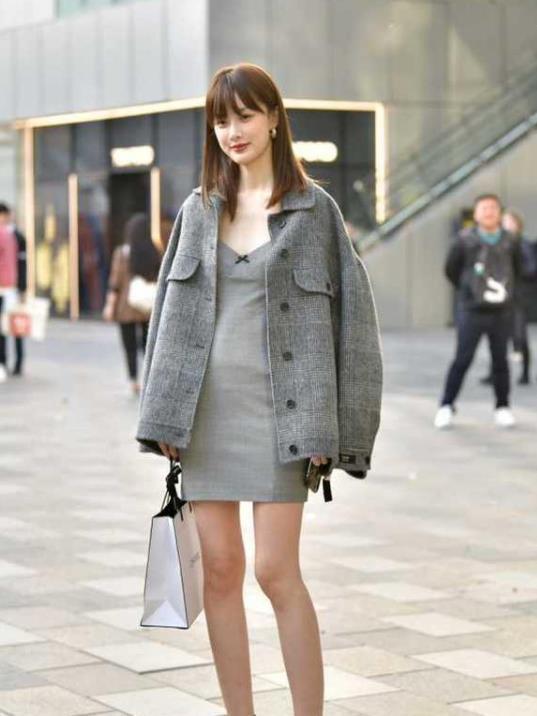 街拍:身材高挑的美女,背心配黑色长裤,时尚魅力气质