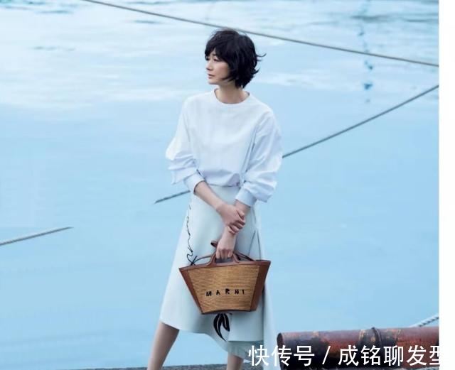 装扮|这才是50岁女人的最美装扮,日本模特知性优雅的穿搭,养眼又减龄