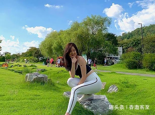 无痕裤 “无痕裤”姑娘,蹲在草地上的一瞬间,大腿的确很耐看