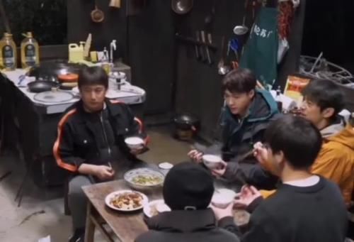 《向往5》为了欢迎张艺兴，黄磊做了5个菜，张艺兴却只吃了3口