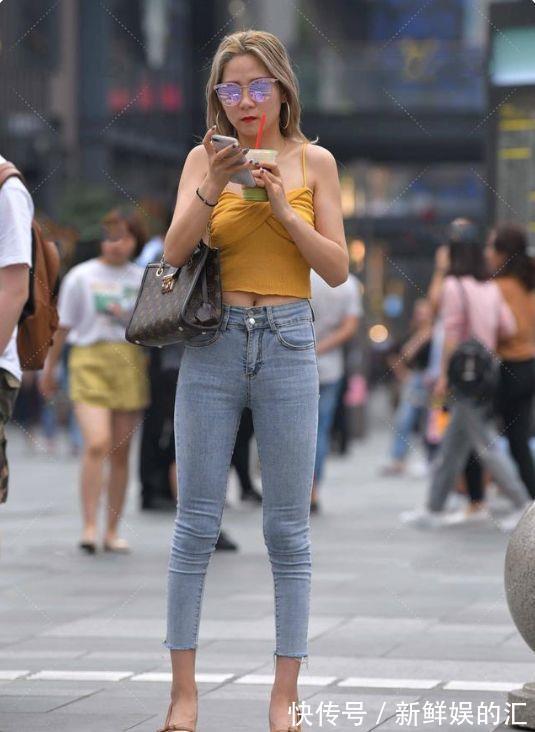 灰黑色|黑吊带与灰黑色的桶袋搭配，无形中展现了女性的魅力