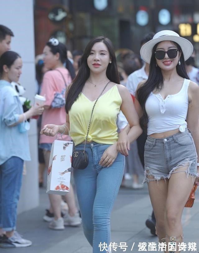 紧身裤 微胖小姐姐短款上衣搭配牛仔裤,时髦显气质!