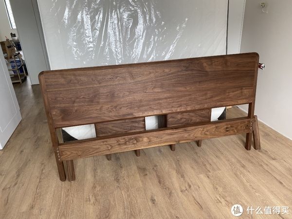 装修|实木盲盒:黑胡桃床和床头柜