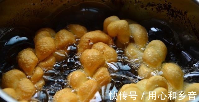 面粉里面加上2个鸡蛋，自己在家炸麻花，香脆好吃！