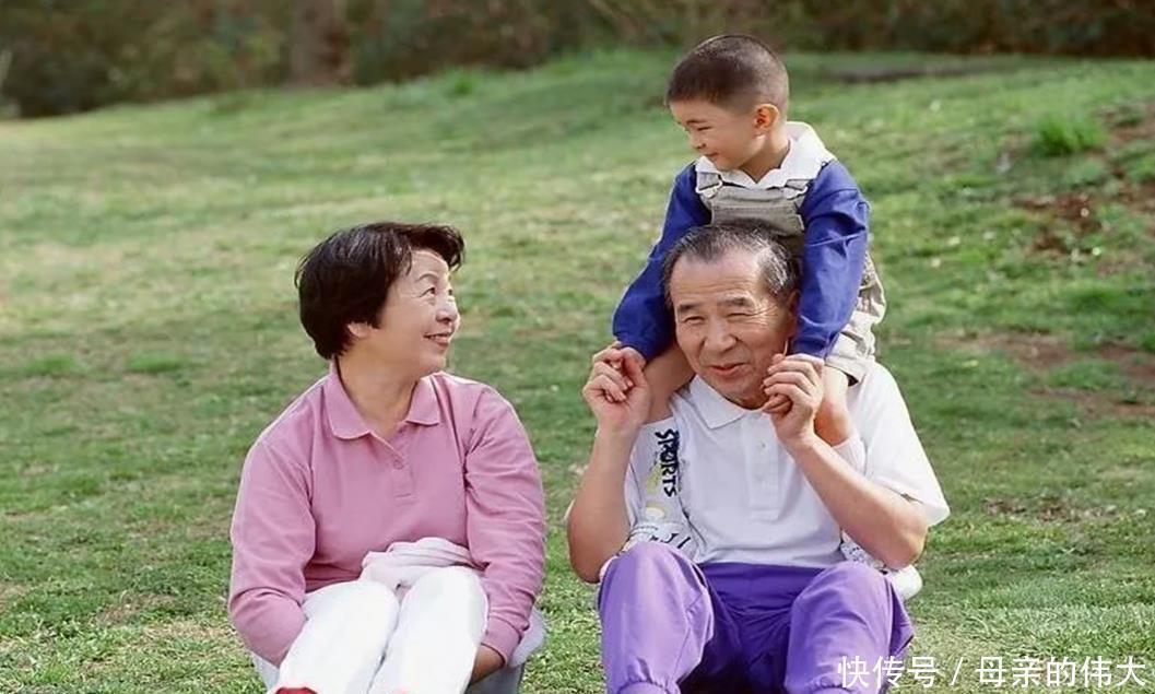 婆媳关系|“倒班式”带娃成为新潮流,老人与父母职责分明,好处的确有不少