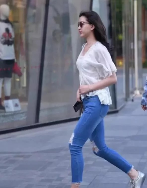 街拍：艳冶柔媚的小美女，白色短袖配卡其色半身裙，时尚气质