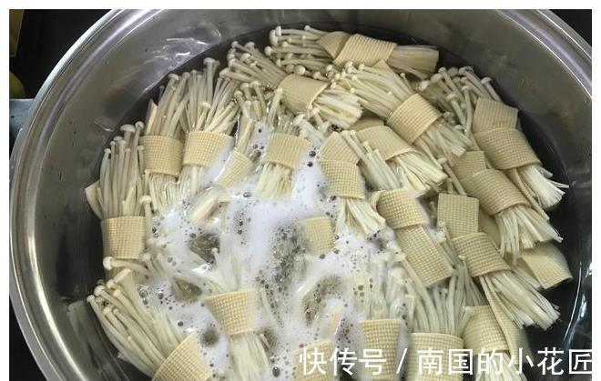 金针菇豆皮卷|比肉好吃的一道素菜,不炒不炸,营养健康,敞开吃也不怕长肉