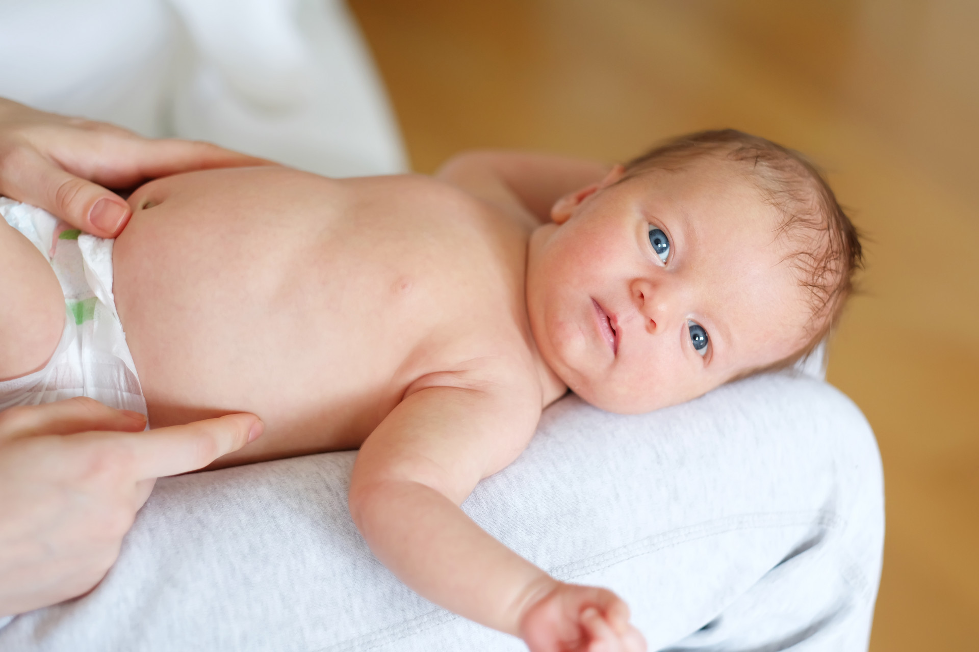 发育|“一月睡二月哭三月笑”,宝宝发育有规律,聪明妈妈巧应对