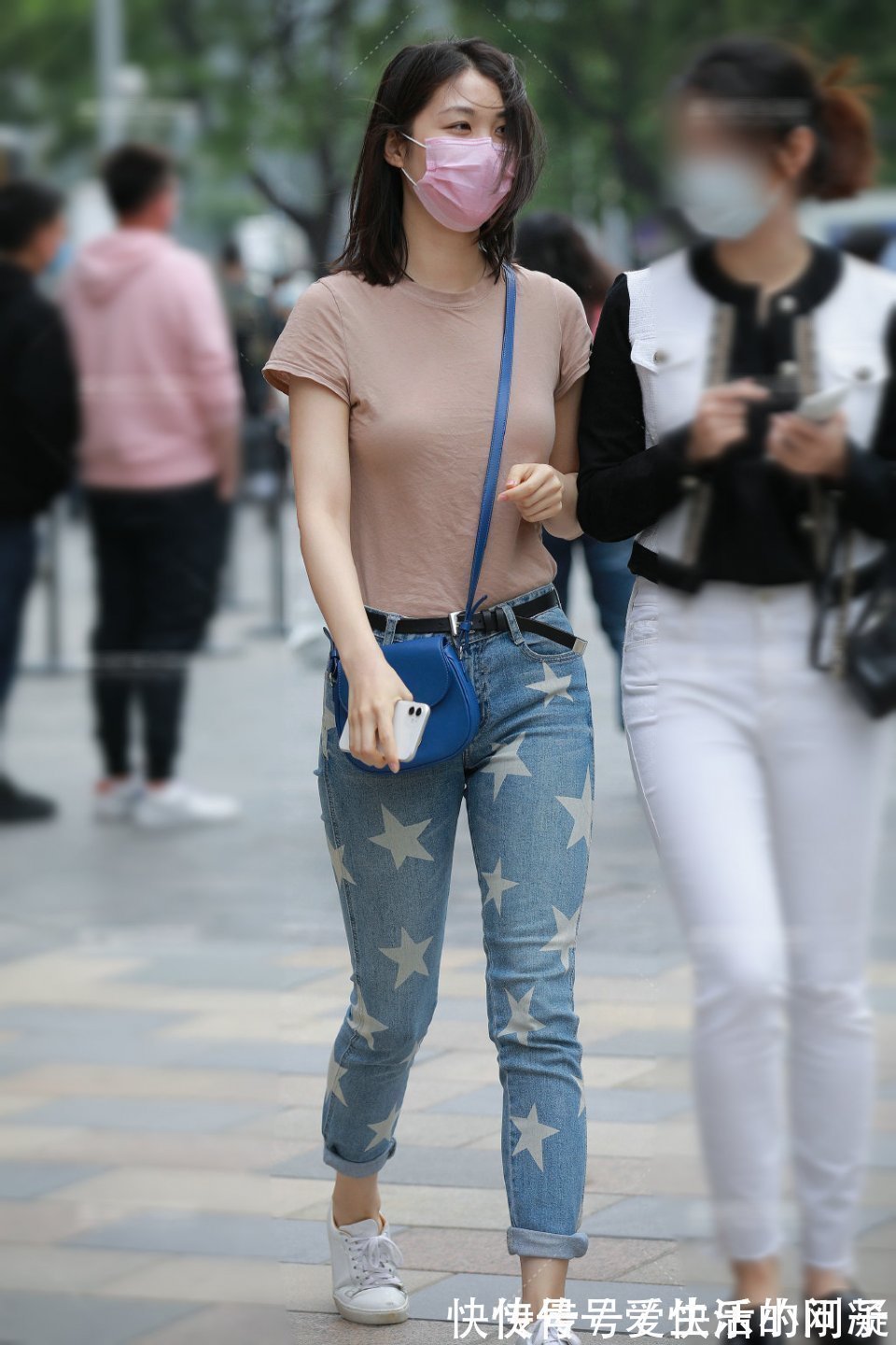 素净感 白色上衣搭配黑色迷你牛仔裤,就是这么简单百搭,怎样穿都是好看