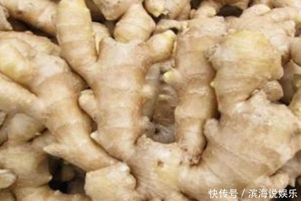 晚上睡觉前,把生姜涂抹在脚底,坚持15天,会给身体带来4大好处