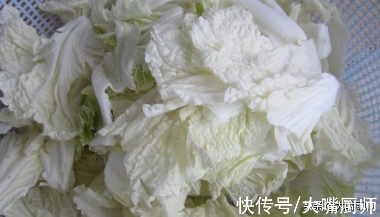 ?做白菜炖粉条，别搞错了顺序，教你3个技巧，做出地道“东北味”