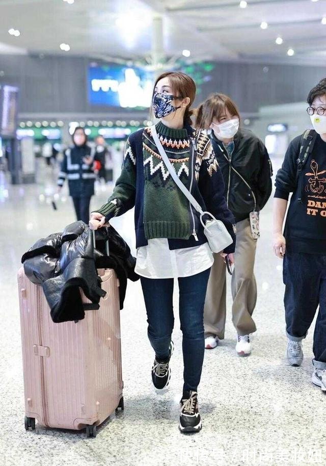 小姐姐 阿Sa也太会穿了吧!黄色格纹大衣叠穿针织开衫,甜美又洋气