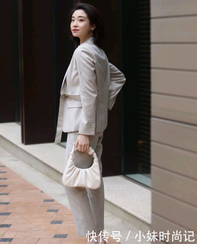 小脚裤|穿对裤子很重要,穿上合适的裤子,可以把腿型修饰得更加完美