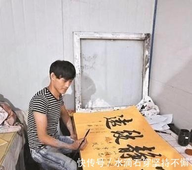 工友&90后农民工靠书法走红,仅仅练了5年书法,就成了特聘书画家!