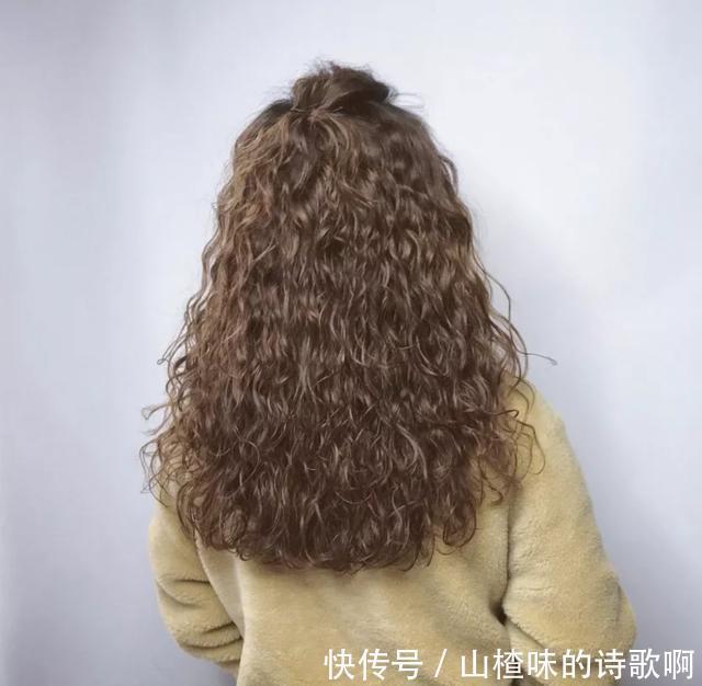 2020秋冬流行全头烫发型20款，蓬松保暖又洋气，你烫同款了吗