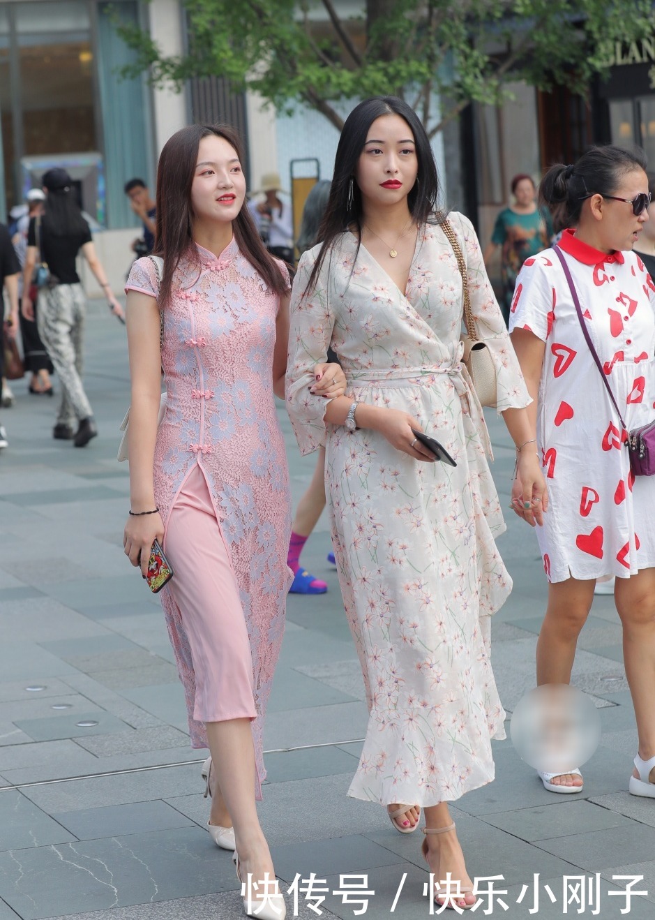 闺蜜各有特色,旗袍和长裙到底谁更美?