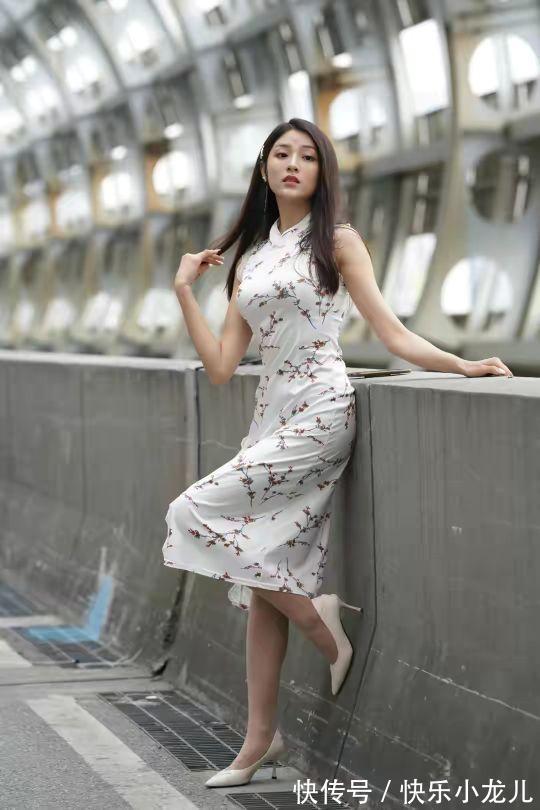 旗袍 美女身穿中国传统旗袍,搭配一双白色的平底鞋,看上去时尚又可爱